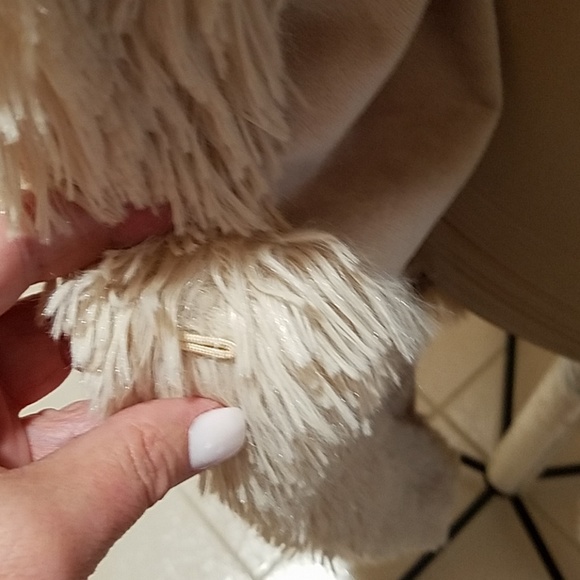 Fabulous faux fur coat.Cozy!Neutral color - Picture 6 of 6